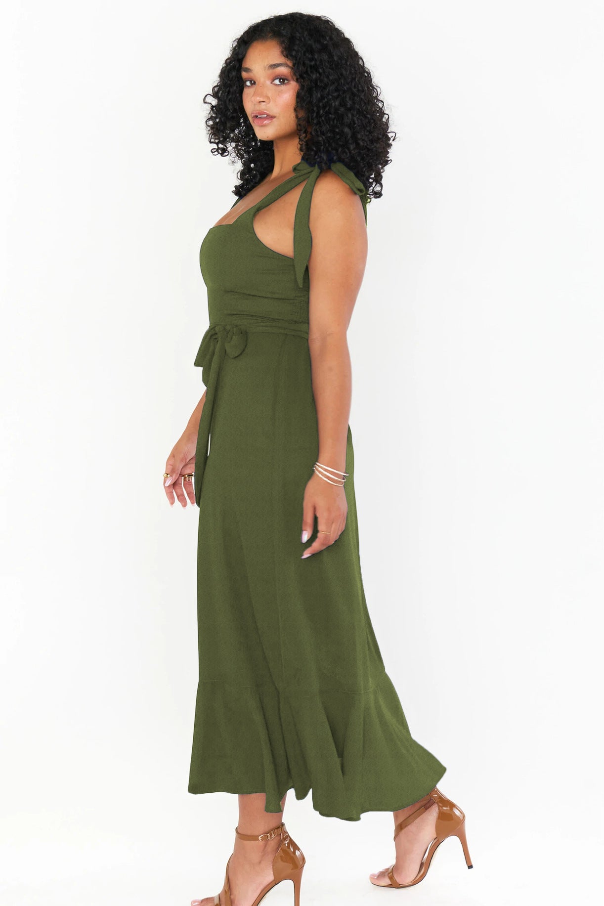 High-End-Kleid in Armeegrün mit eckigem Ausschnitt und Schlitz