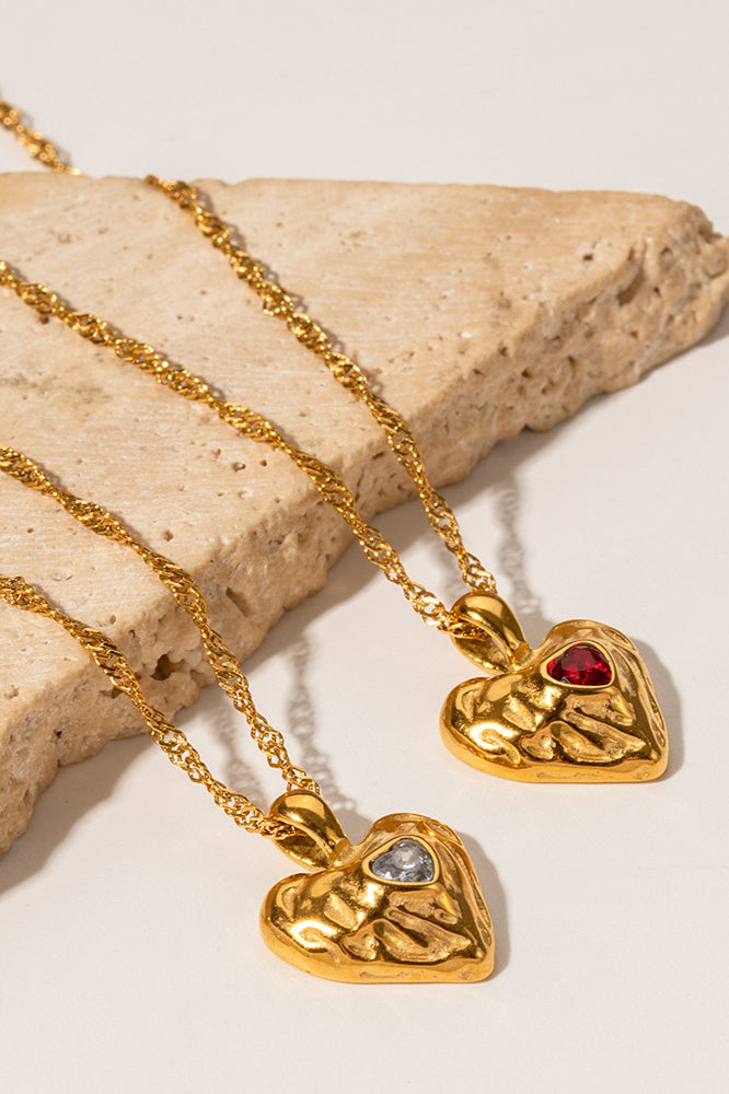 Goldene Halskette mit Herzanhänger und Edelstein