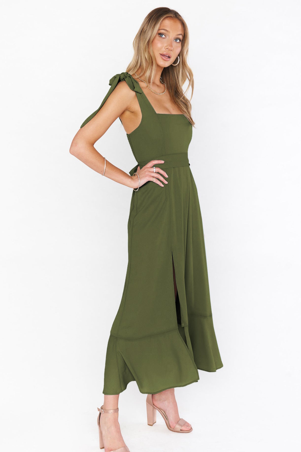 High-End-Kleid in Armeegrün mit eckigem Ausschnitt und Schlitz