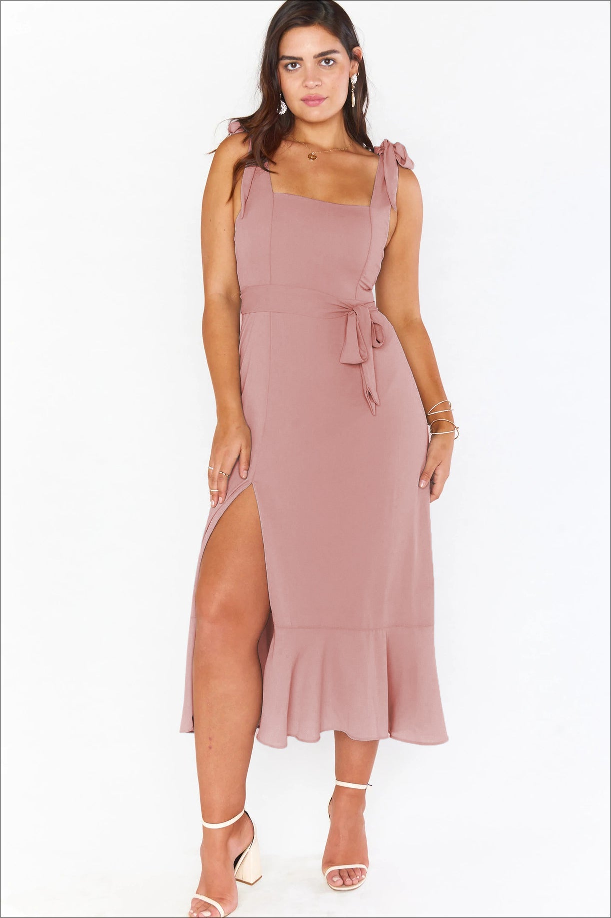 Hellgrünes, altrosa High-End-Kleid mit eckigem Ausschnitt und Schlitz