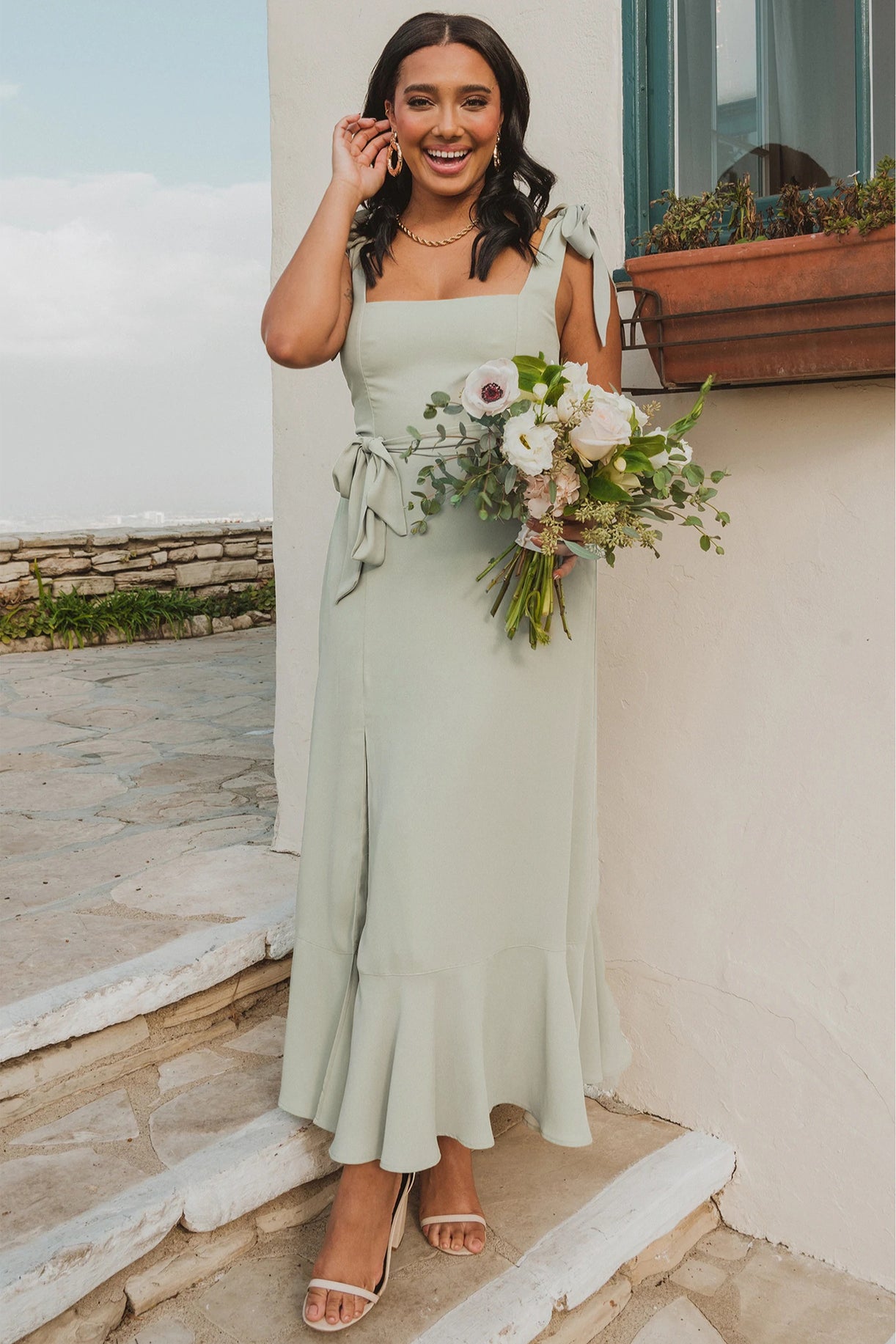 Hellgrünes, altrosa High-End-Kleid mit eckigem Ausschnitt und Schlitz