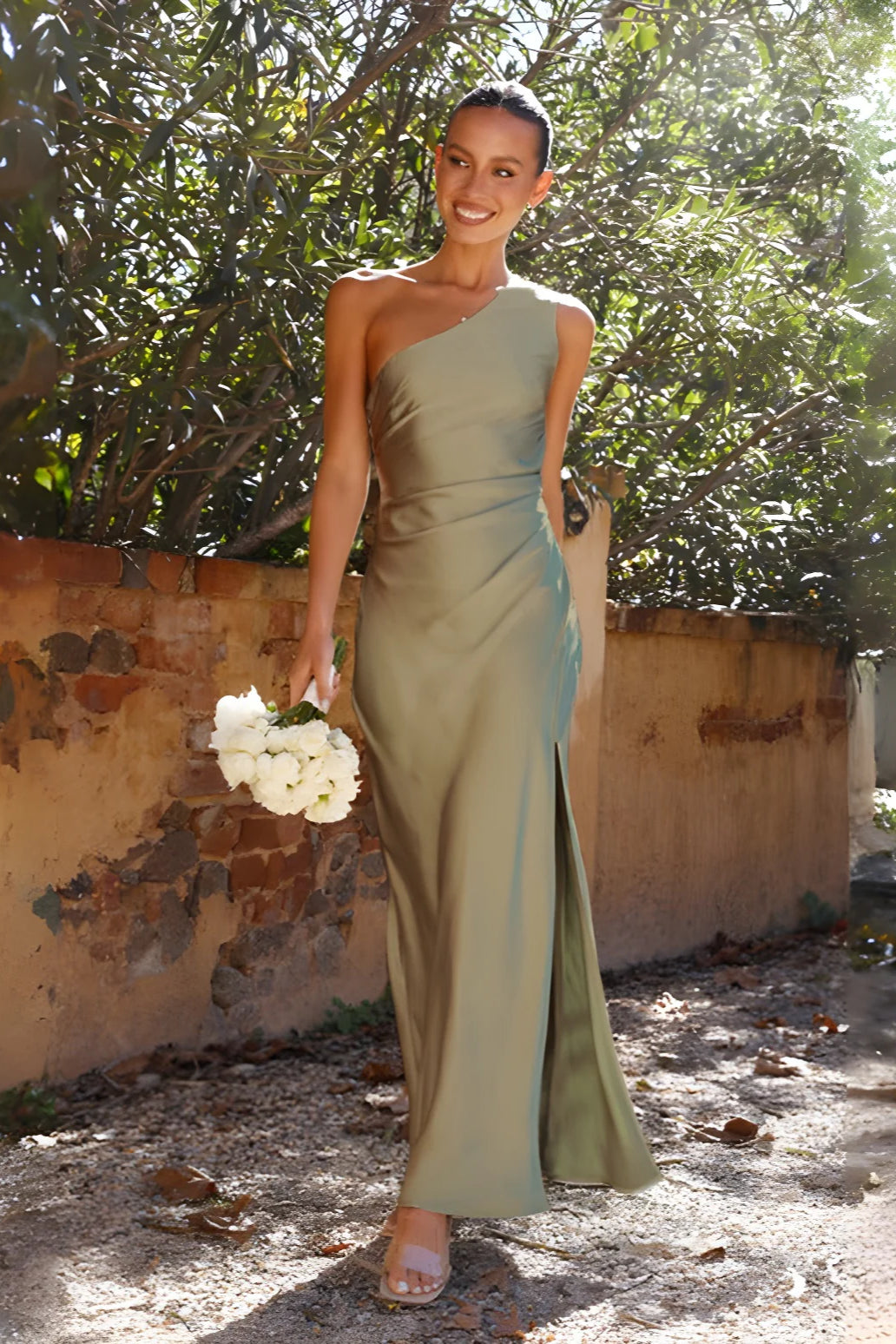 Elegantes Kleid mit Schlitz und einer Schulter