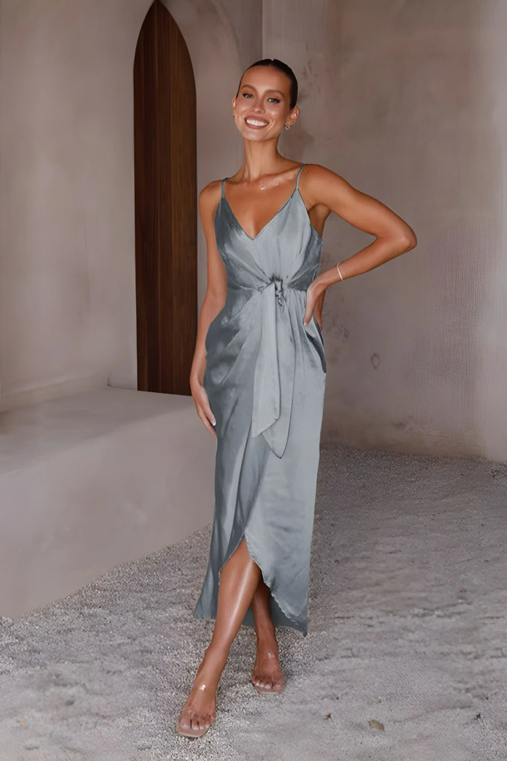 Elegantes ärmelloses französisches Kleid mit V-Ausschnitt