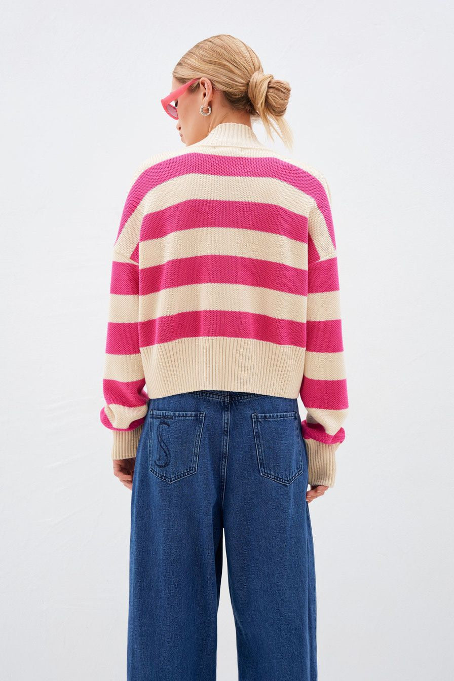 Roter gestreifter Strickpullover mit tiefem V-Ausschnitt