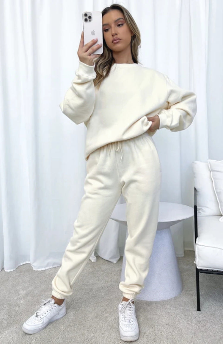 Lebendiges Set aus Sweatshirt und Jogginghose für lässige Lounge-Tage