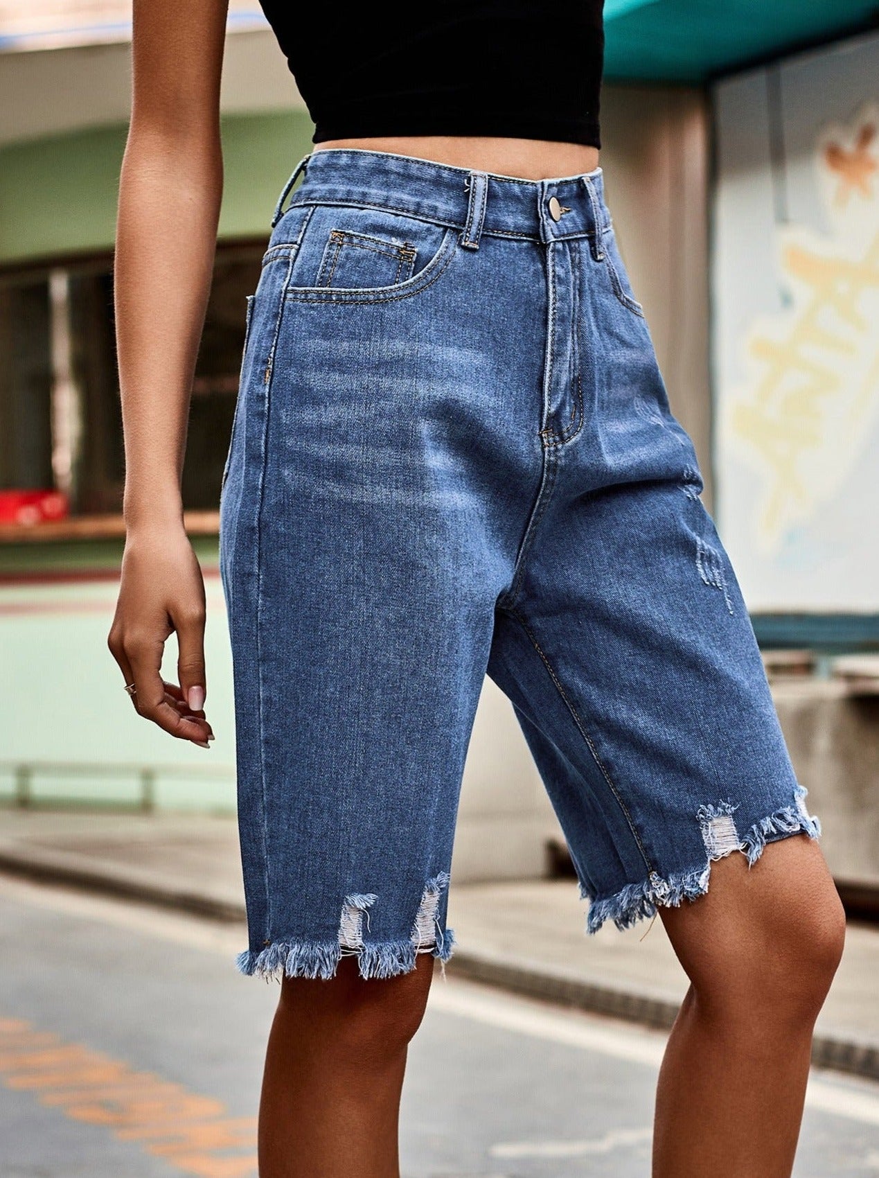Geknöpfte, locker sitzende, zerrissene, gewaschene Denim-Shorts
