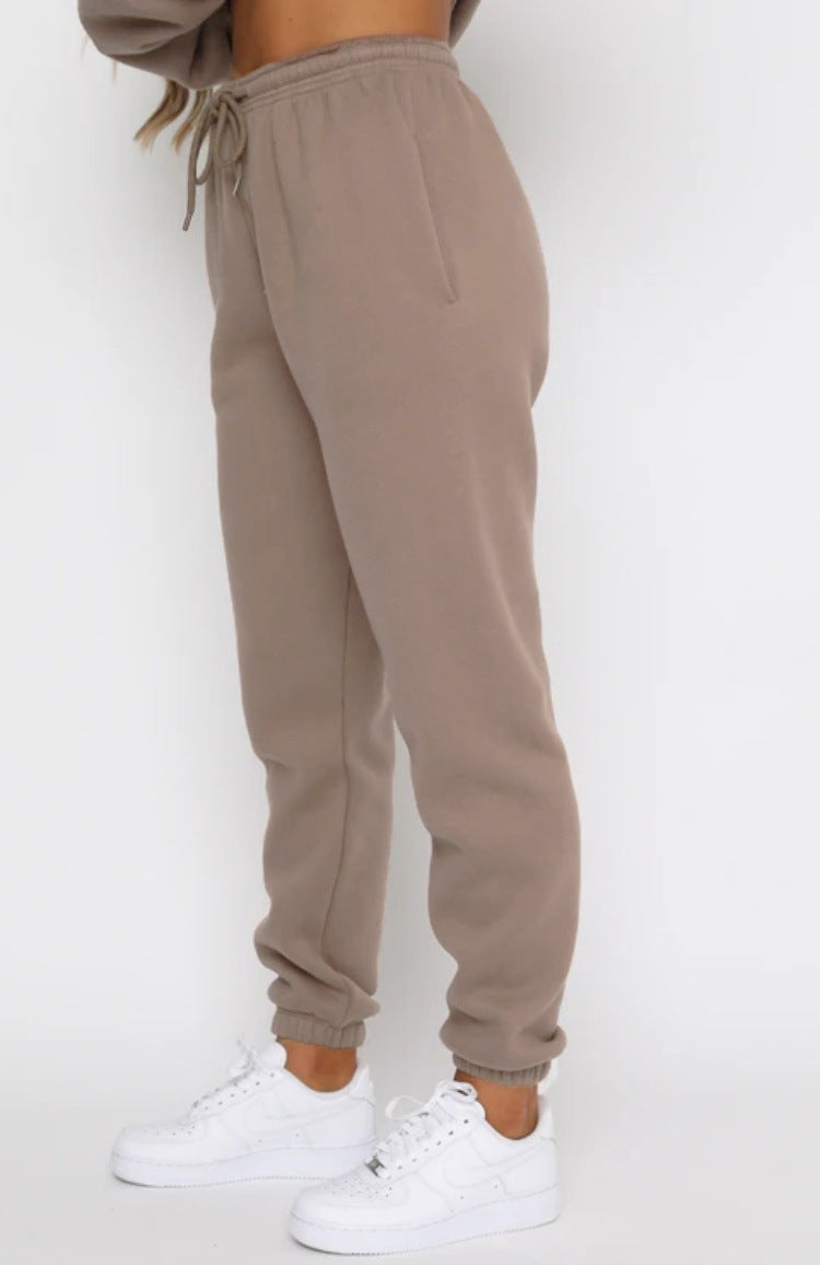 Lebendiges Set aus Sweatshirt und Jogginghose für lässige Lounge-Tage