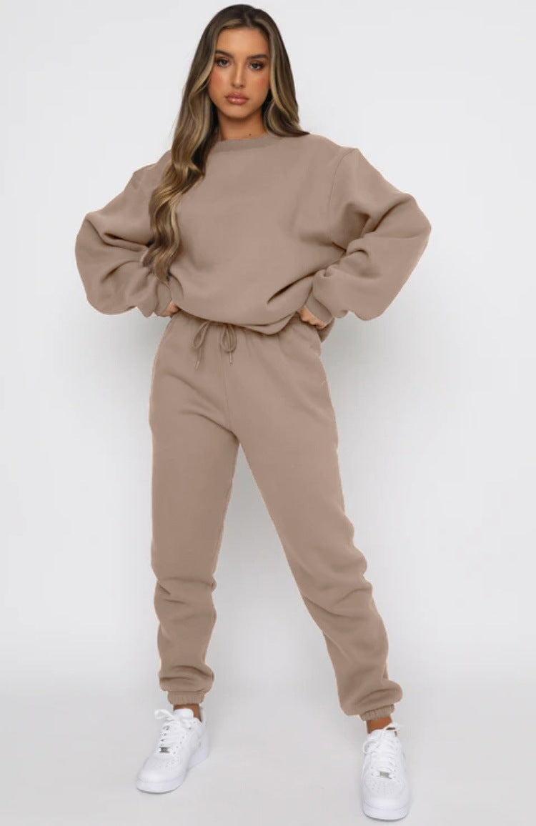 Lebendiges Set aus Sweatshirt und Jogginghose für lässige Lounge-Tage