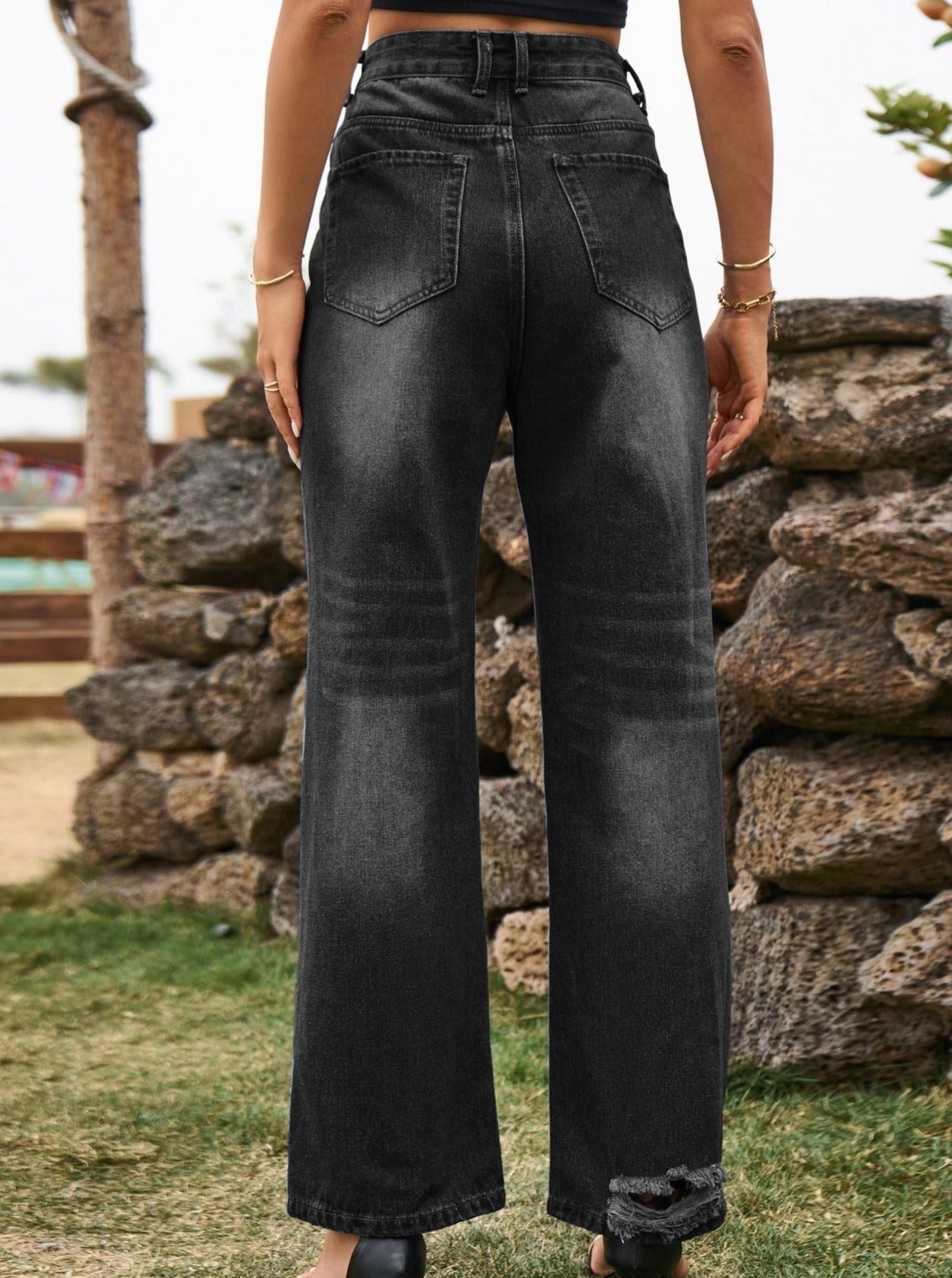 Jeans mit hohem Bund und Knopfverschluss, verwaschen, zerrissen, gerader Schnitt