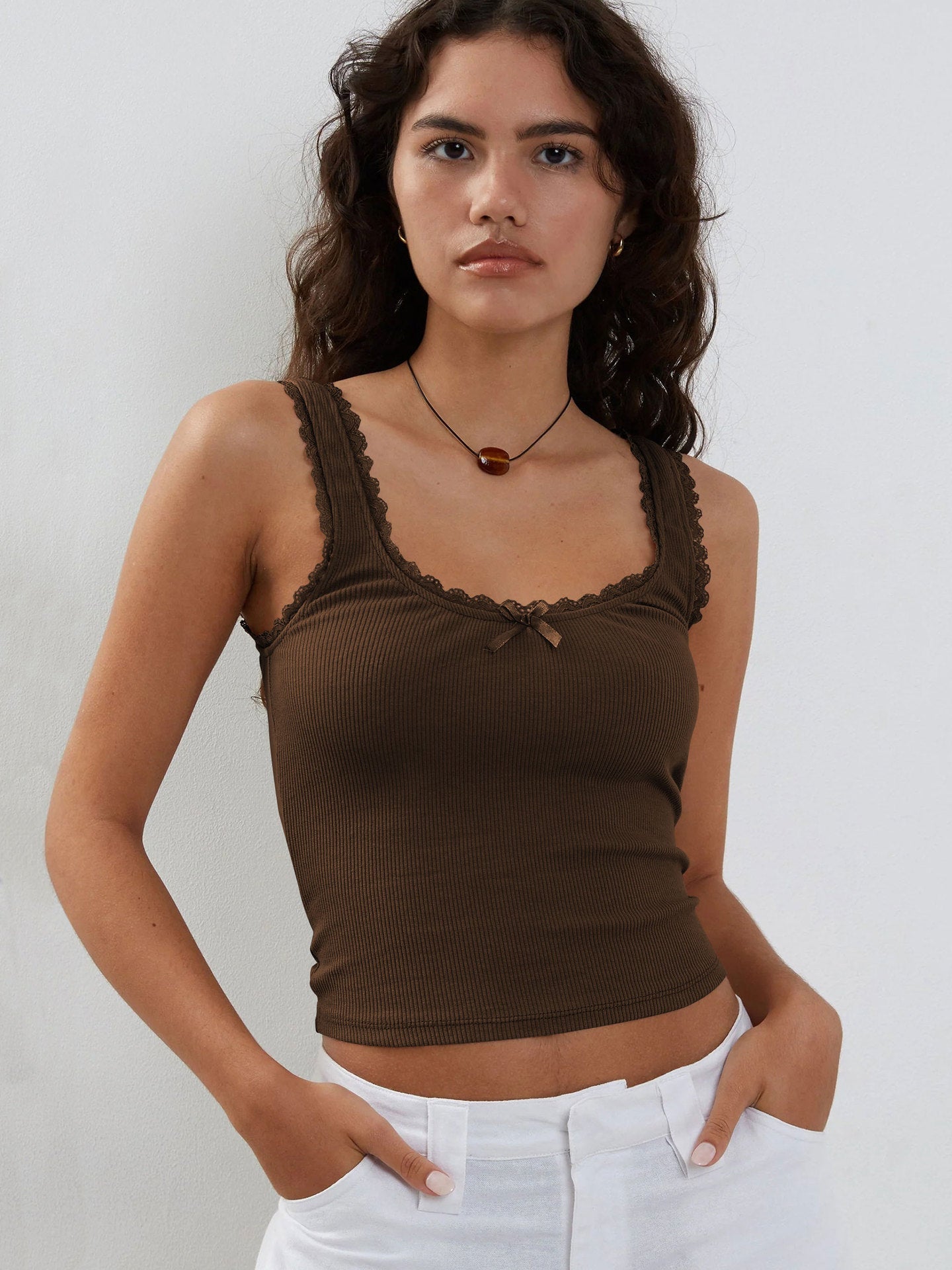 Braunes ärmelloses Crop-Top aus Tanktop mit Spitze
