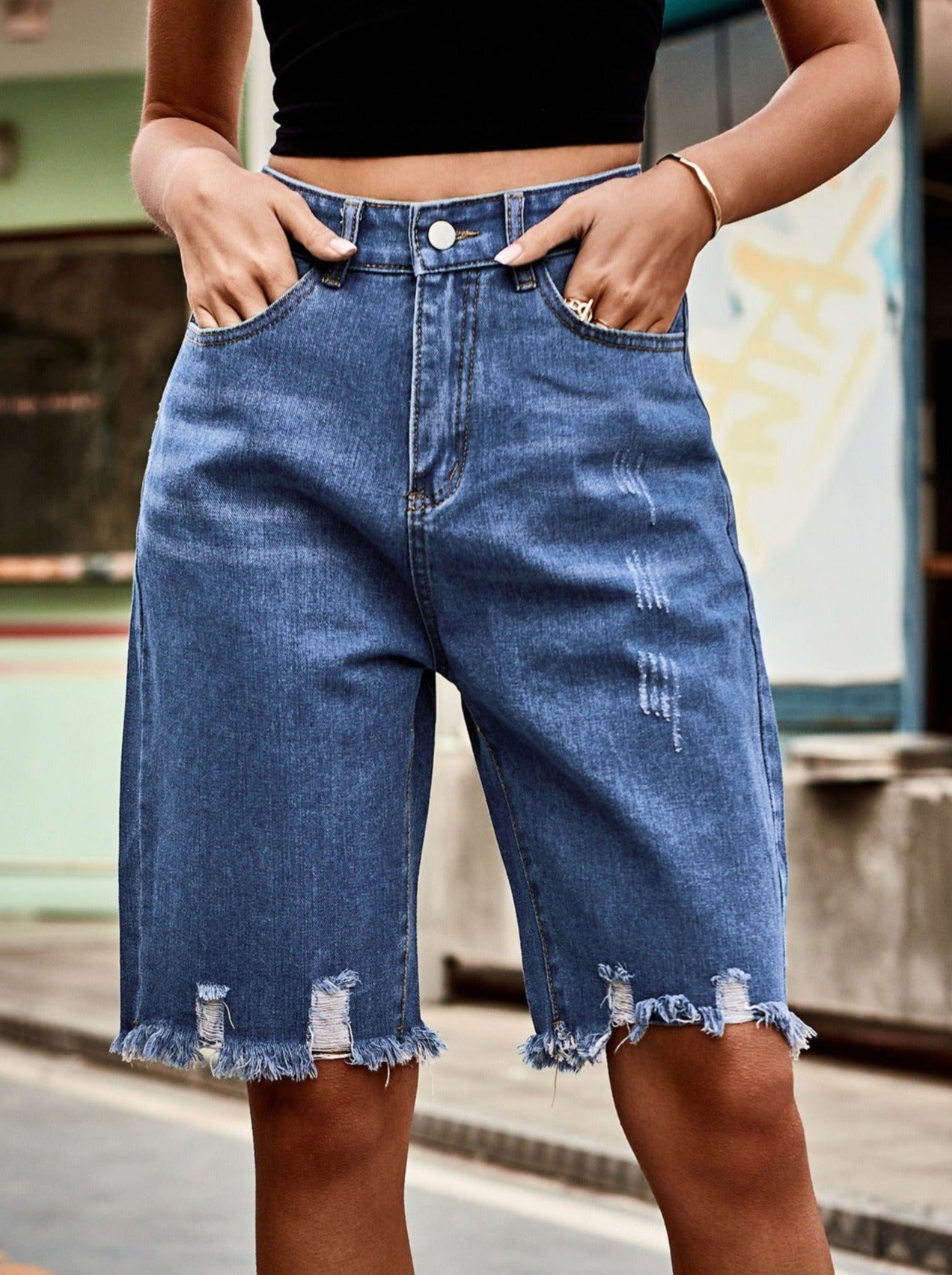 Geknöpfte, locker sitzende, zerrissene, gewaschene Denim-Shorts