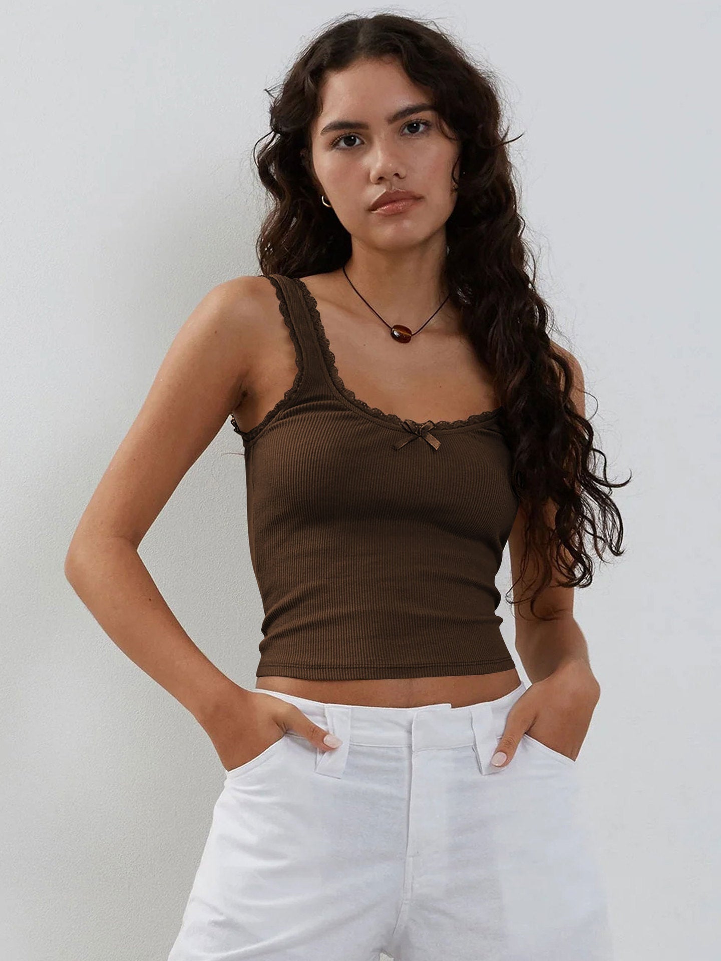Braunes ärmelloses Crop-Top aus Tanktop mit Spitze