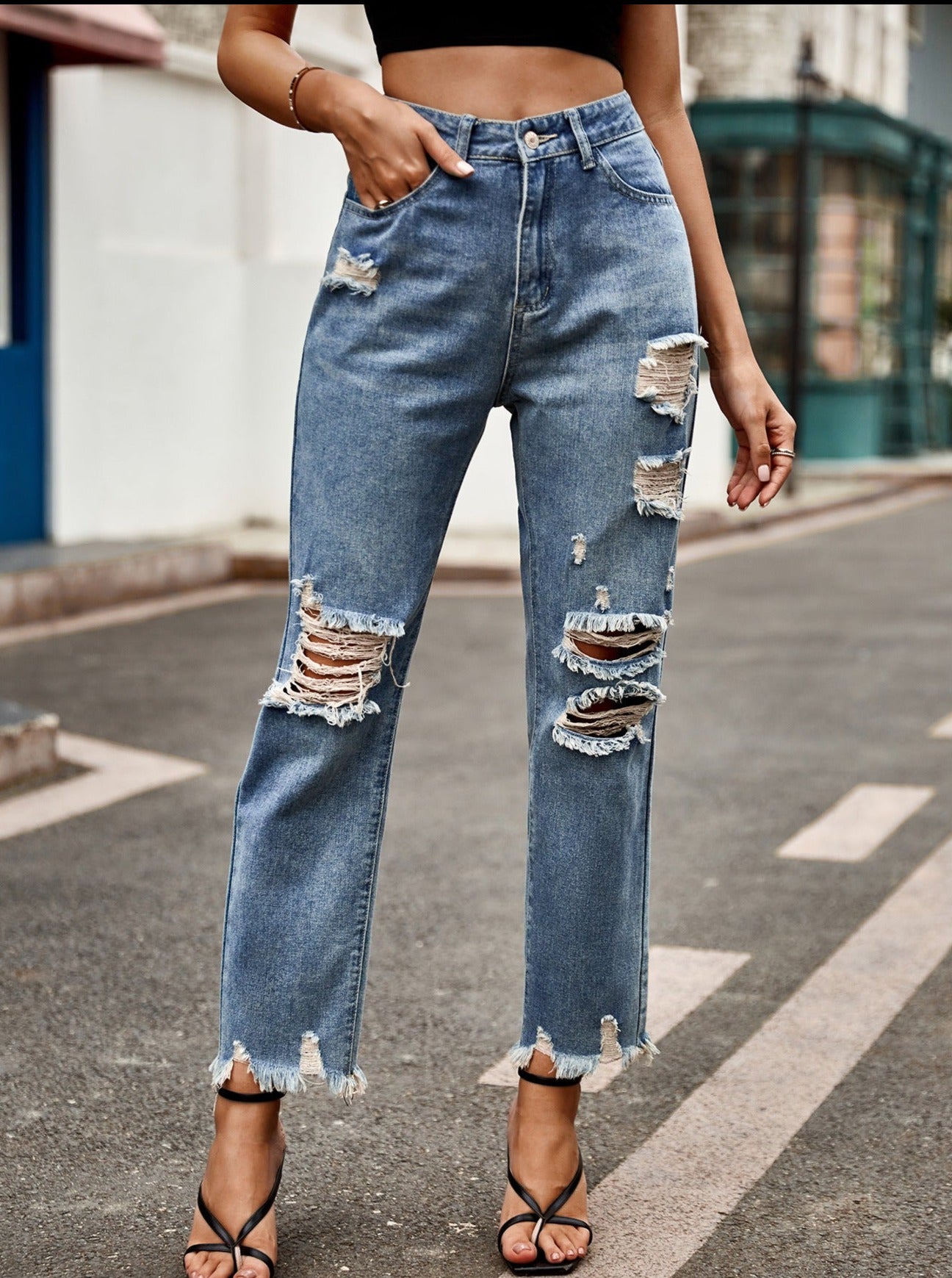 Zerrissene Flare-Denim-Jeans mit hoher Taille und Knöpfen