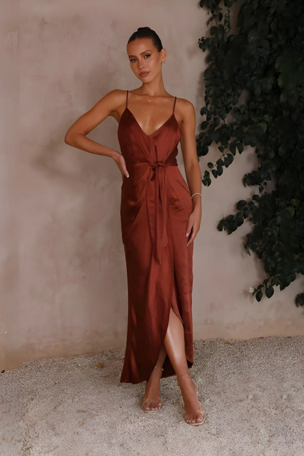 Elegantes ärmelloses französisches Kleid mit V-Ausschnitt
