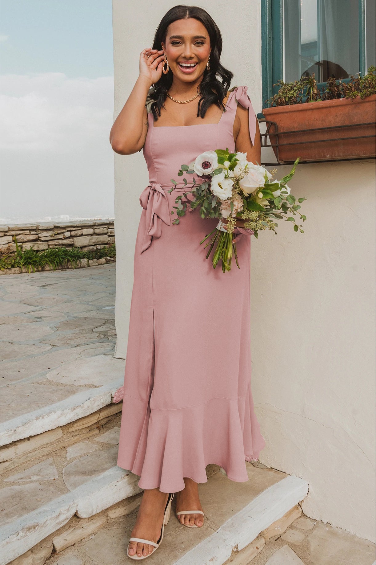 Hellgrünes, altrosa High-End-Kleid mit eckigem Ausschnitt und Schlitz