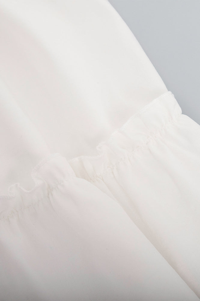 Plissiertes, gerüschtes weißes Kleid mit V-Ausschnitt