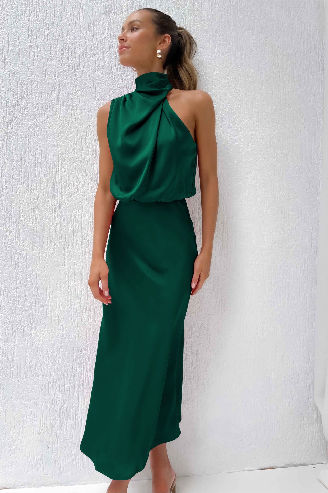 Elegantes dunkelgrünes Neckholderkleid