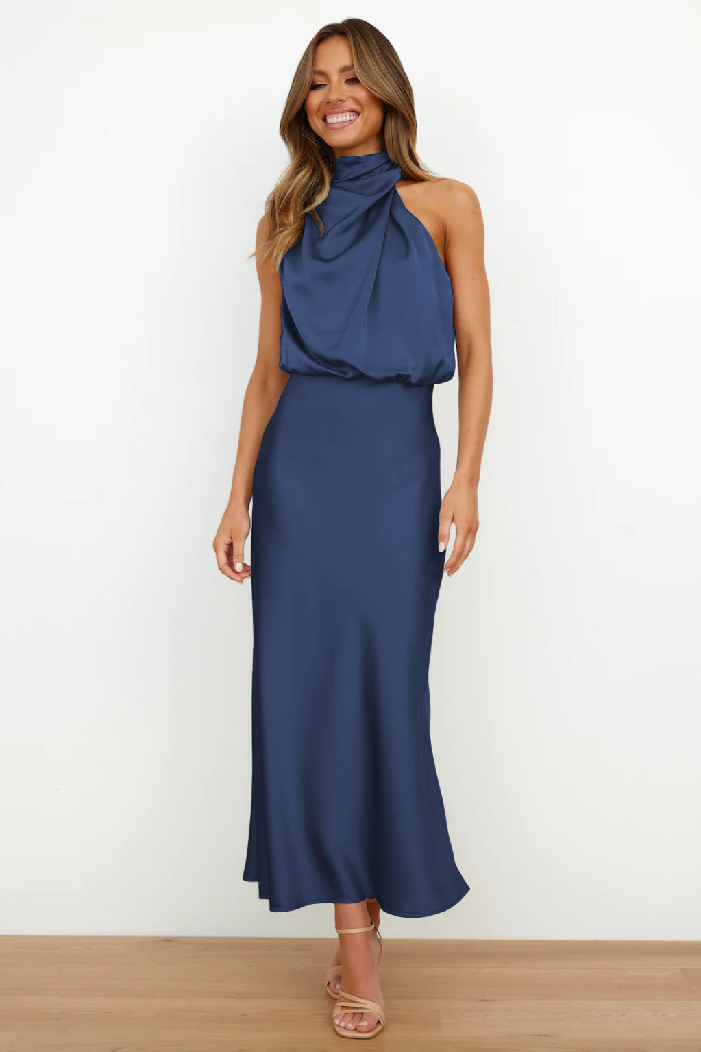 Elegantes tiefblaues Neckholderkleid