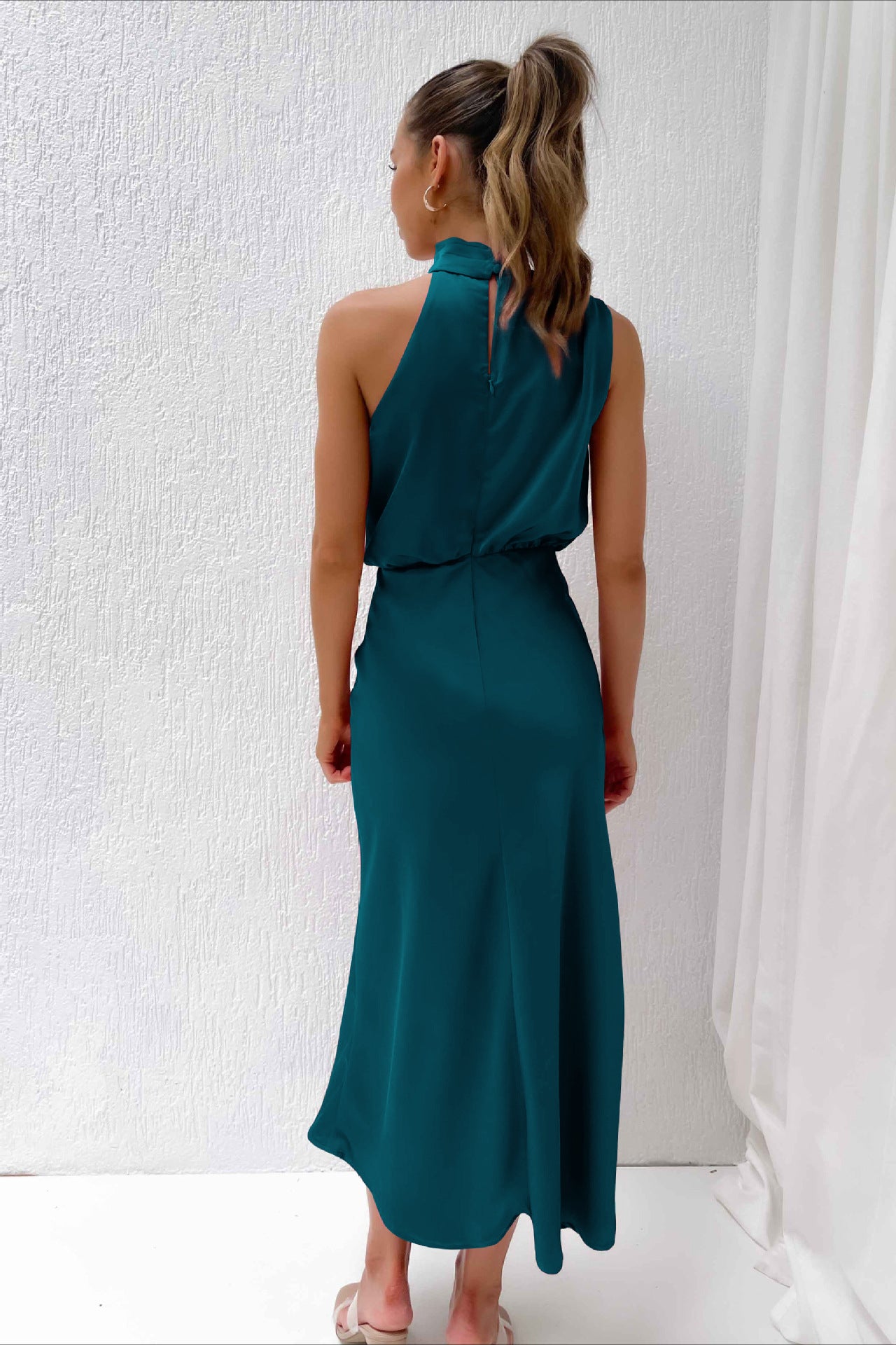 Elegantes blaues Neckholderkleid