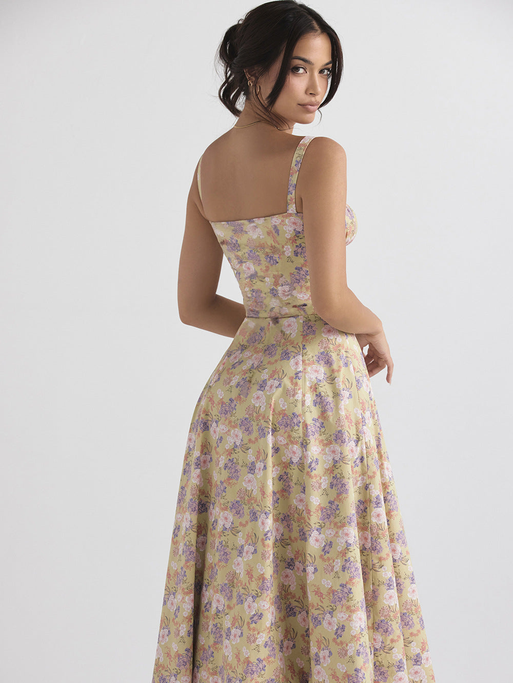 Lässiges Sommerkleid mit Seitenschlitz und Brustweite