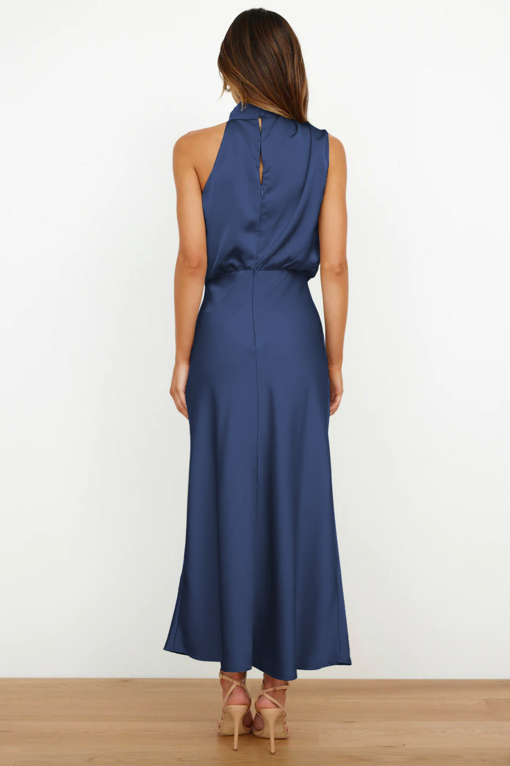 Elegantes tiefblaues Neckholderkleid