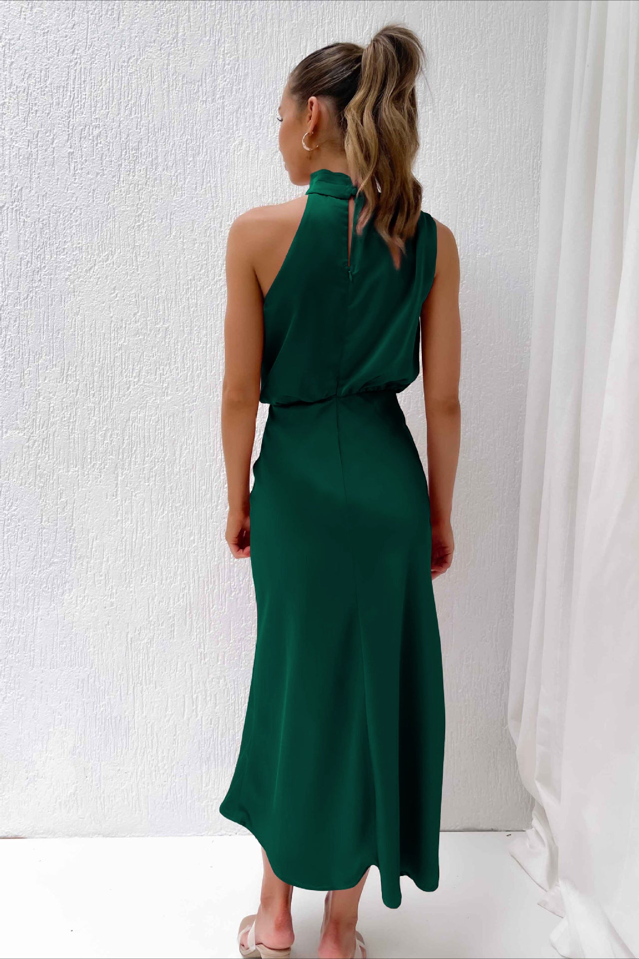 Elegantes dunkelgrünes Neckholderkleid