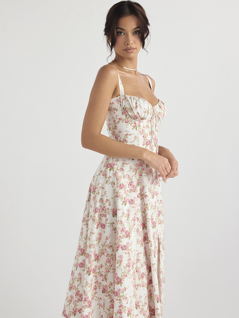 Lässiges Sommerkleid mit Seitenschlitz und Brustweite