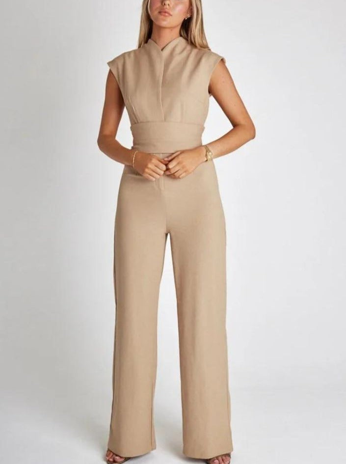 Ärmelloser Jumpsuit mit weitem Bein und Bindegürtel in der Taille