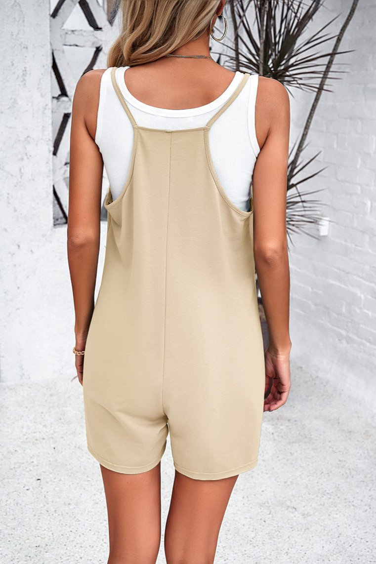 Aprikosenfarbener Jumpsuit mit tiefem Ausschnitt und Spaghettiträgern und Taschen