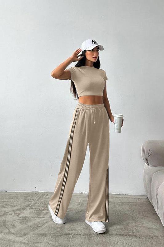 Sportliches Set aus kurzärmligem Crop-Top und Hose 