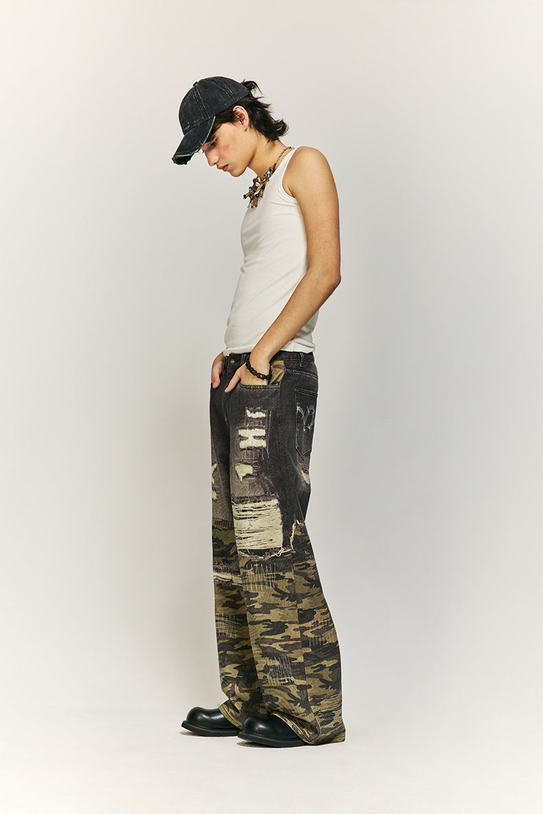 Weite Hose aus Urban Camo und Distressed-Denim