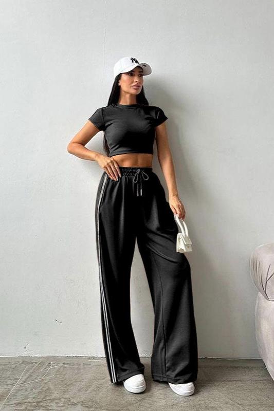 Sportliches Set aus kurzärmligem Crop-Top und Hose 