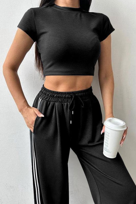 Sportliches Set aus kurzärmligem Crop-Top und Hose 