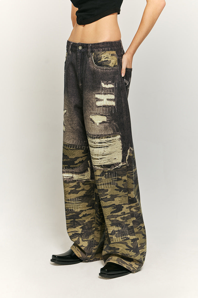 Weite Hose aus Urban Camo und Distressed-Denim