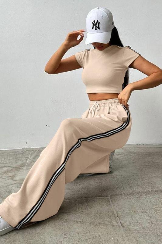 Sportliches Set aus kurzärmligem Crop-Top und Hose 