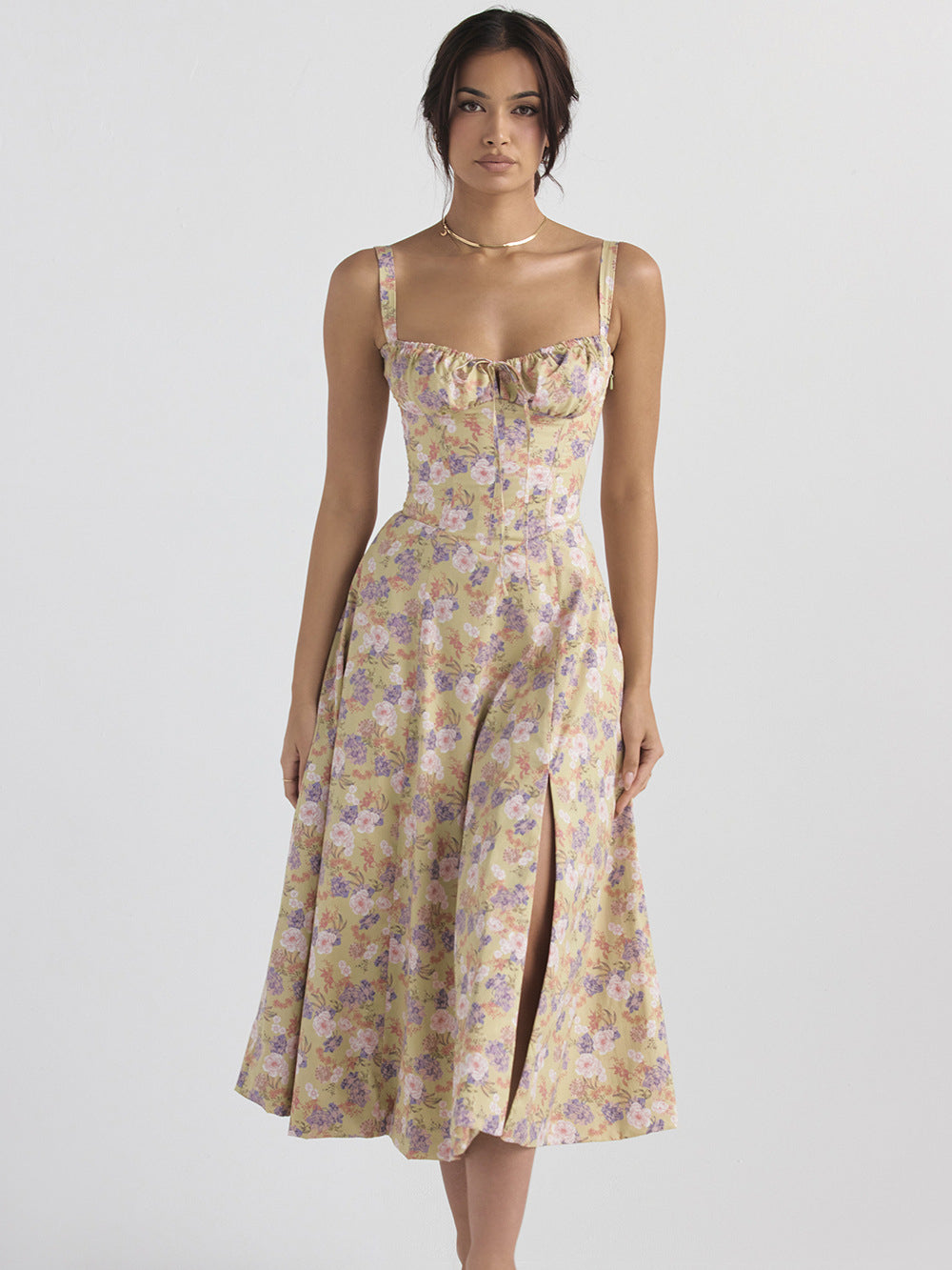 Lässiges Sommerkleid mit Seitenschlitz und Brustweite