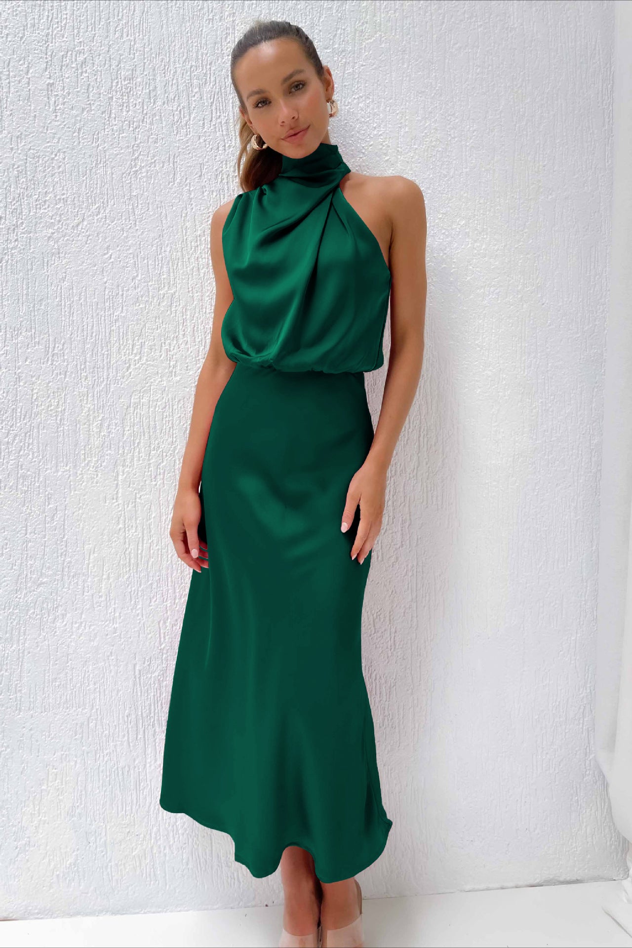 Elegantes dunkelgrünes Neckholderkleid