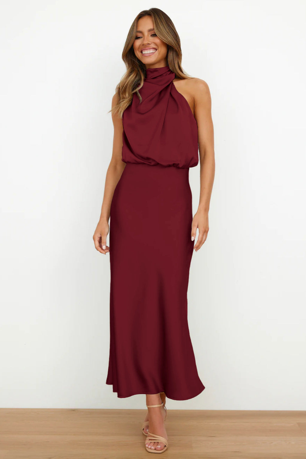 Elegantes kastanienbraunes Neckholderkleid