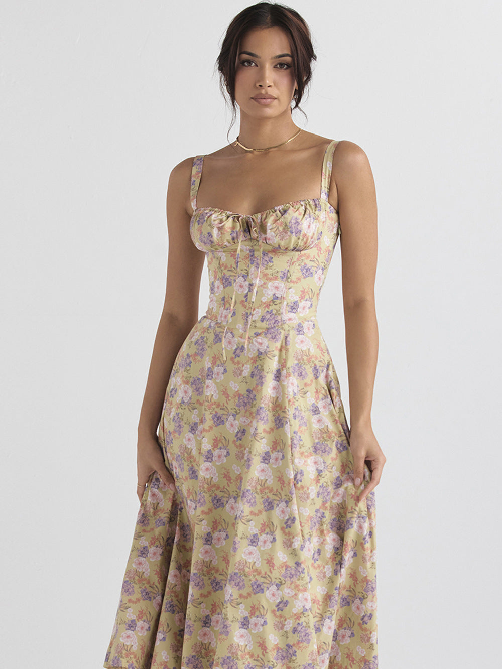 Lässiges Sommerkleid mit Seitenschlitz und Brustweite